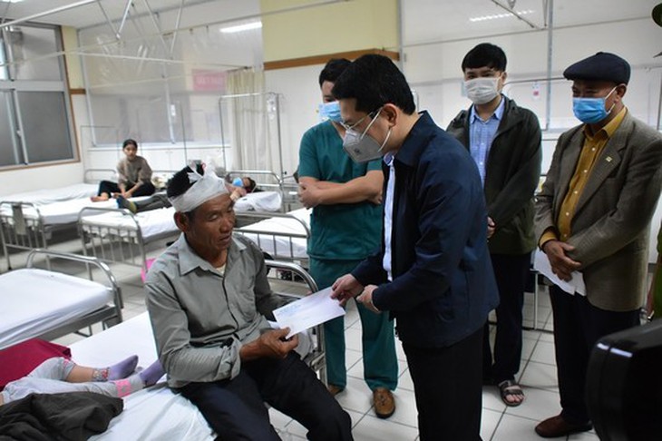 Xe khách giường nằm đấu đầu xe tải khiến 2 người chết, 13 người bị thương - Ảnh 3. Xe khách giường nằm đấu đầu xe tải khiến 2 người chết, 13 người bị thương - Ảnh 3.
