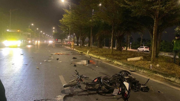 Hà Nội: Xe máy tông xe điện trong đêm, 1 người tử vong, 3 người thương nặng - Ảnh 1. Hà Nội: Xe máy tông xe điện trong đêm, 4 người thương vong - 1
