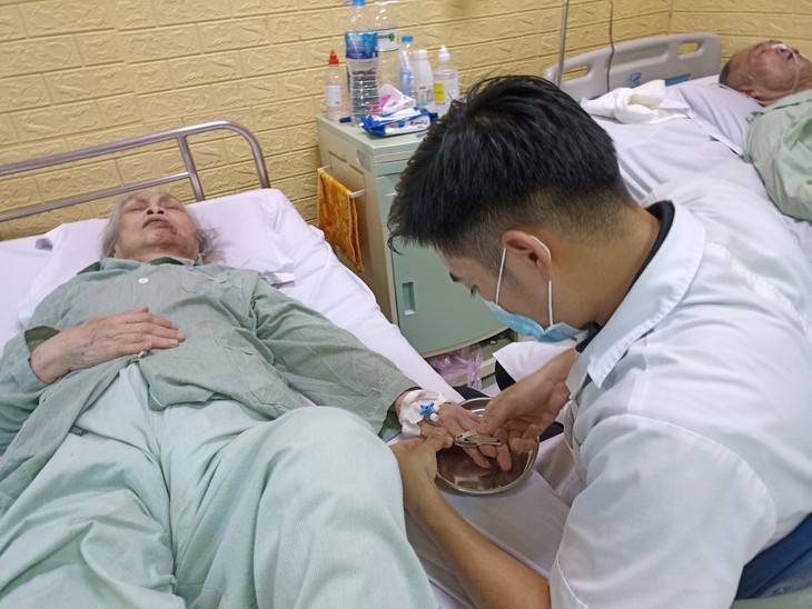 Xúc động 'Tri ân người bệnh' ở Bệnh viện Hữu Nghị - Ảnh 4. Xúc động 'Tri ân người bệnh' ở Bệnh viện Hữu Nghị - Ảnh 4.
