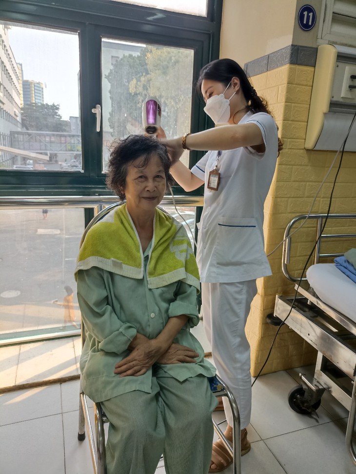 Xúc động 'Tri ân người bệnh' ở Bệnh viện Hữu Nghị - Ảnh 6. Xúc động 'Tri ân người bệnh' ở Bệnh viện Hữu Nghị - Ảnh 6.