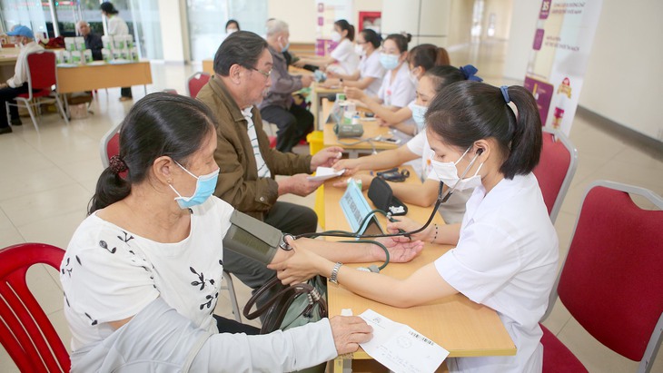 Thừa Thiên Huế: Nhân viên y tế xin thôi việc chủ yếu do hoàn cảnh gia đình, chuyển công tác khác - Ảnh 2. Thừa Thiên Huế: Nhân viên y tế xin thôi việc chủ yếu do hoàn cảnh gia đình, chuyển công tác khác - Ảnh 2.