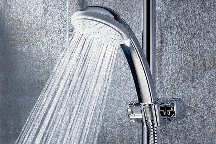 Bé trai 10 tuổi tử vong trong nhà tắm, cảnh báo hiểm hoạ của vòi hoa sen, bình nóng lạnh - Ảnh 1.