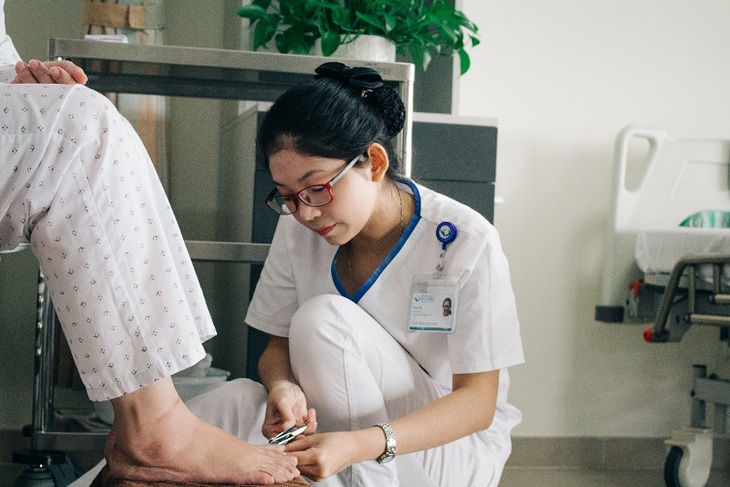 4 nguyên tắc để phòng ngừa loét bàn chân ở người đái tháo đường - Ảnh 4.