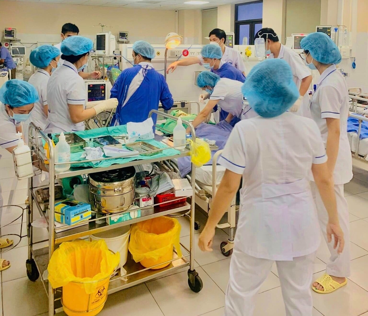 Chủ quan vì một vết xước nhỏ ở cung mày, bệnh nhân suýt mất mạng - Ảnh 1. Chủ quan vì một vết xước nhỏ ở cung mày, bệnh nhân suýt mất mạng - Ảnh 1.