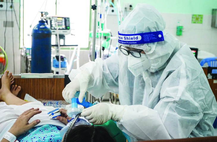 Năm 2023 sẽ tiếp tục hoàn thiện thể chế, chính sách đãi ngộ với cán bộ, nhân viên ngành y tế - Ảnh 4. Năm 2023 sẽ tiếp tục hoàn thiện thể chế, chính sách đãi ngộ với cán bộ, nhân viên ngành y tế - Ảnh 4.