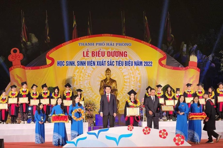 Hải Phòng: Chi 1,67 tỉ đồng khen thưởng cho hơn trăm học sinh, sinh viên xuất sắc - Ảnh 1. Hải Phòng: Chi 1,67 tỉ đồng khen thưởng cho hơn trăm học sinh, sinh viên xuất sắc - Ảnh 1.