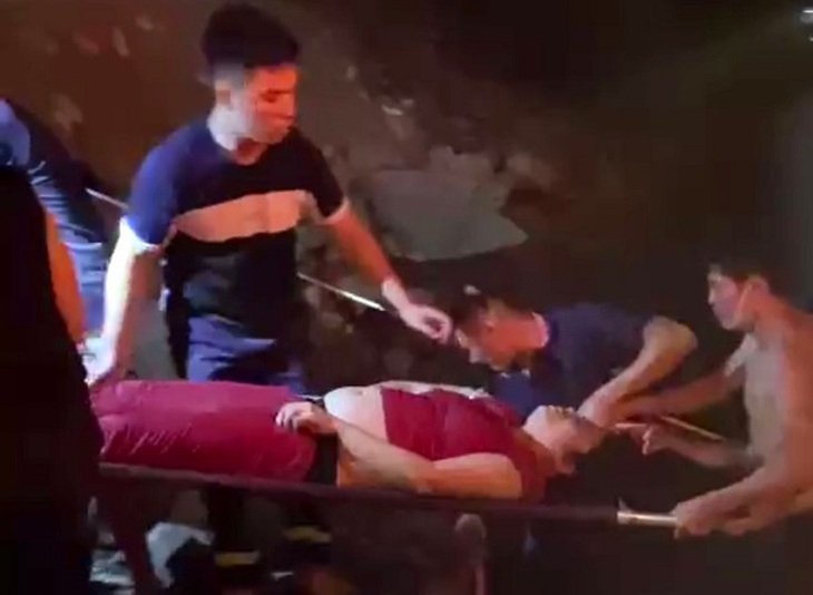 Kịp thời cứu nạn thanh niên nhảy cầu Chương Dương - Ảnh 2. Kịp thời cứu nạn thanh niên nhảy cầu Chương Dương - Ảnh 2.