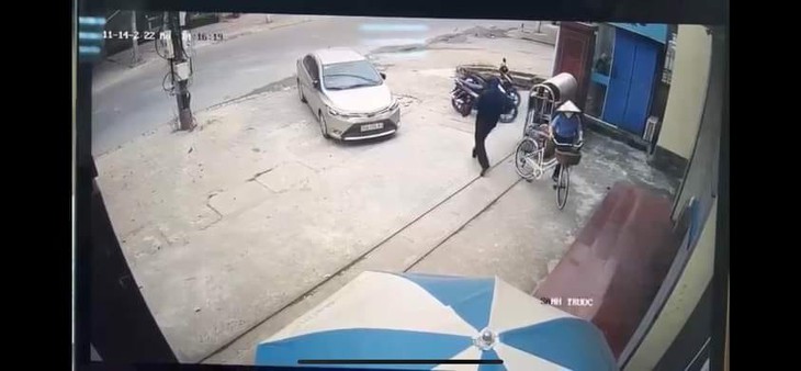 Cảnh sát kể lại khoảnh khắc bắt giữ đối tượng mang súng giả đi cướp ngân hàng - Ảnh 4.