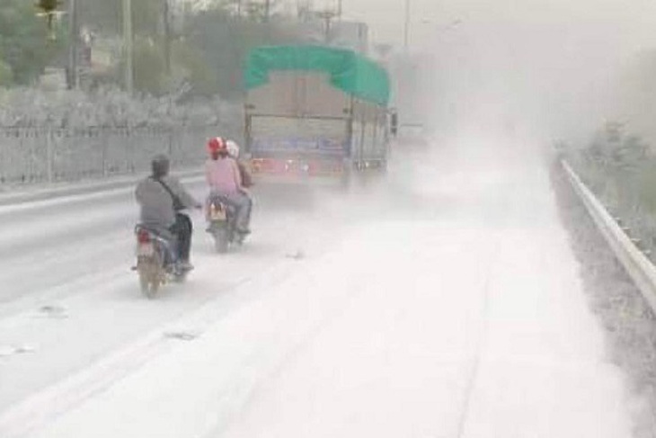 Bụi phủ kín đường, mù mịt như “băng tuyết” trên quốc lộ 5 - Ảnh 2. Bụi phủ kín đường, mù mịt như “băng tuyết” trên quốc lộ 5 - Ảnh 2.