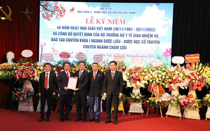 Thứ trưởng Trần Văn Thuấn: Các thầy cô không chỉ giảng dạy các kiến thức y khoa...