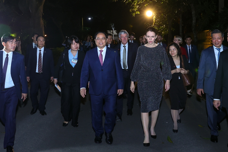 Chùm ảnh: Hai Thủ tướng Việt Nam - New Zealand thăm nhà sàn Bác Hồ - Ảnh 1. Chùm ảnh: Hai Thủ tướng Việt Nam - New Zealand thăm nhà sàn Bác Hồ - Ảnh 1.