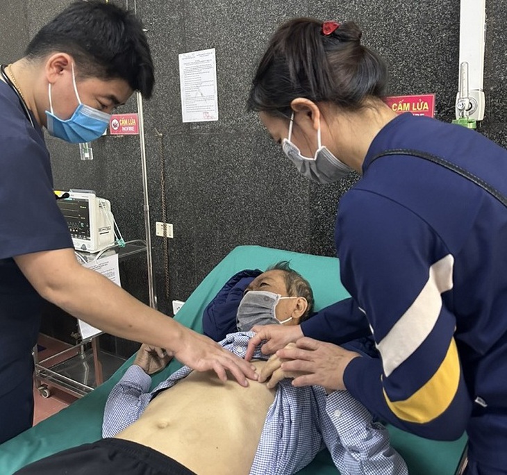Uống nhiều rượu người đàn ông xơ gan, rối loạn nhịp rung thất rơi vào ngừng tuần hoàn nhiều lần - Ảnh 1.
