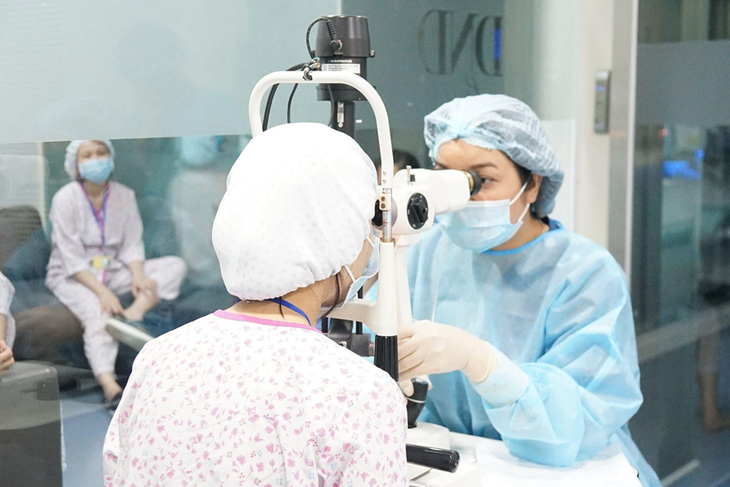 8 bước khám chuyên sâu trước khi phẫu thuật tật khúc xạ - Ảnh 1. 8 bước khám chuyên sâu trước khi phẫu thuật tật khúc xạ - Ảnh 1.