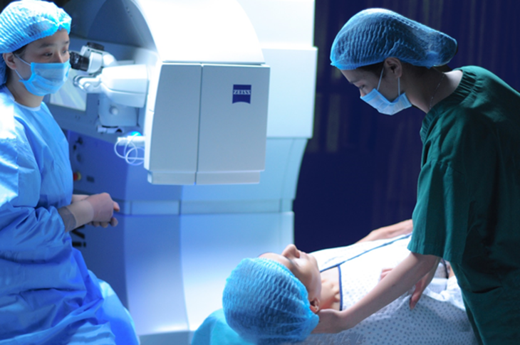 8 bước khám chuyên sâu trước khi phẫu thuật tật khúc xạ - Ảnh 2. 8 bước khám chuyên sâu trước khi phẫu thuật tật khúc xạ - Ảnh 2.