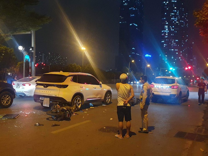 Hà Nội: Tai nạn liên hoàn giữa ô tô và xe máy khiến nhiều người bị thương - Ảnh 3. Hà Nội: Tai nạn liên hoàn giữa ô tô và xe máy khiến nhiều người bị thương - Ảnh 3.