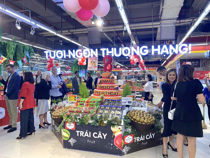 Tổng Lãnh sự quán New Zealand khảo sát thị trường sản phẩm nhập khẩu Việt Nam tại siêu thị WinMart - Ảnh 2.