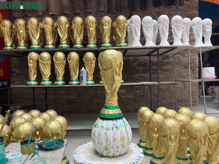 Chiêm ngưỡng 'cúp vàng World Cup' tại làng nghề Hà Nội - Ảnh 2.