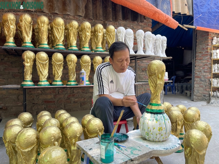 Chiêm ngưỡng 'cúp vàng World Cup' tại làng nghề Hà Nội - Ảnh 9.