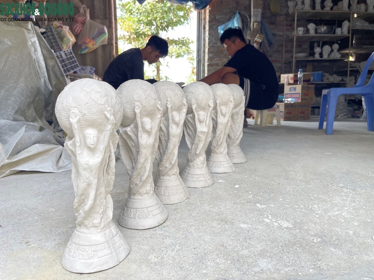 Chiêm ngưỡng 'cúp vàng World Cup' tại làng nghề Hà Nội - Ảnh 5.