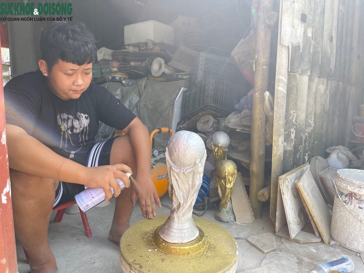 Chiêm ngưỡng 'cúp vàng World Cup' tại làng nghề Hà Nội - Ảnh 7.