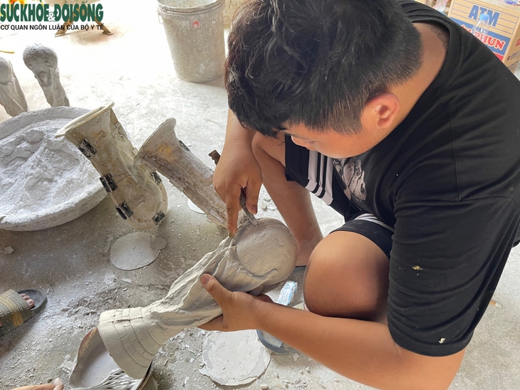 Chiêm ngưỡng 'cúp vàng World Cup' tại làng nghề Hà Nội - Ảnh 4.