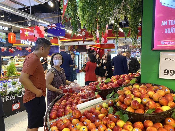 Tổng Lãnh sự quán New Zealand khảo sát thị trường sản phẩm nhập khẩu Việt Nam tại siêu thị WinMart - Ảnh 4.