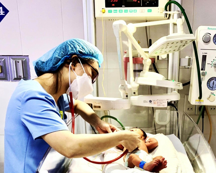 Thay máu toàn phần cứu bệnh nhi 6 ngày tuổi bị vàng da - Ảnh 2.
