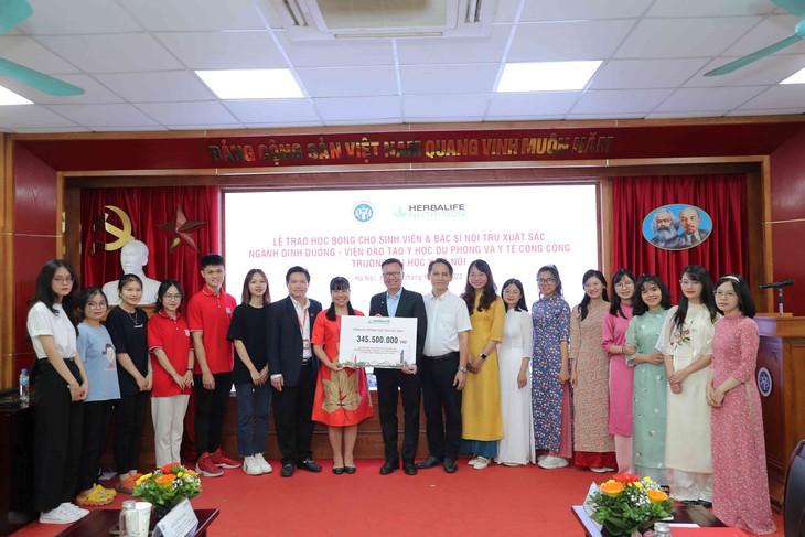 Herbalife Việt Nam trao học bổng cho 20 sinh viên, bác sĩ Đại học Y Hà Nội - Ảnh 4. Herbalife Việt Nam trao học bổng cho 20 sinh viên, bác sĩ Đại học Y Hà Nội - Ảnh 4.