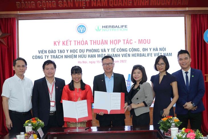 Herbalife Việt Nam trao học bổng cho 20 sinh viên, bác sĩ Đại học Y Hà Nội - Ảnh 1. Herbalife Việt Nam trao học bổng cho 20 sinh viên, bác sĩ Đại học Y Hà Nội - Ảnh 1.