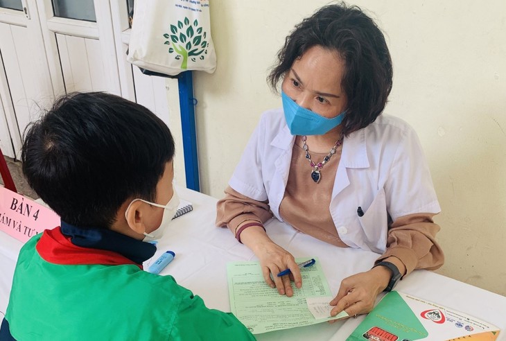 Lý giải nguyên nhân trẻ “lười” đeo kính và hệ luỵ - Ảnh 1.
