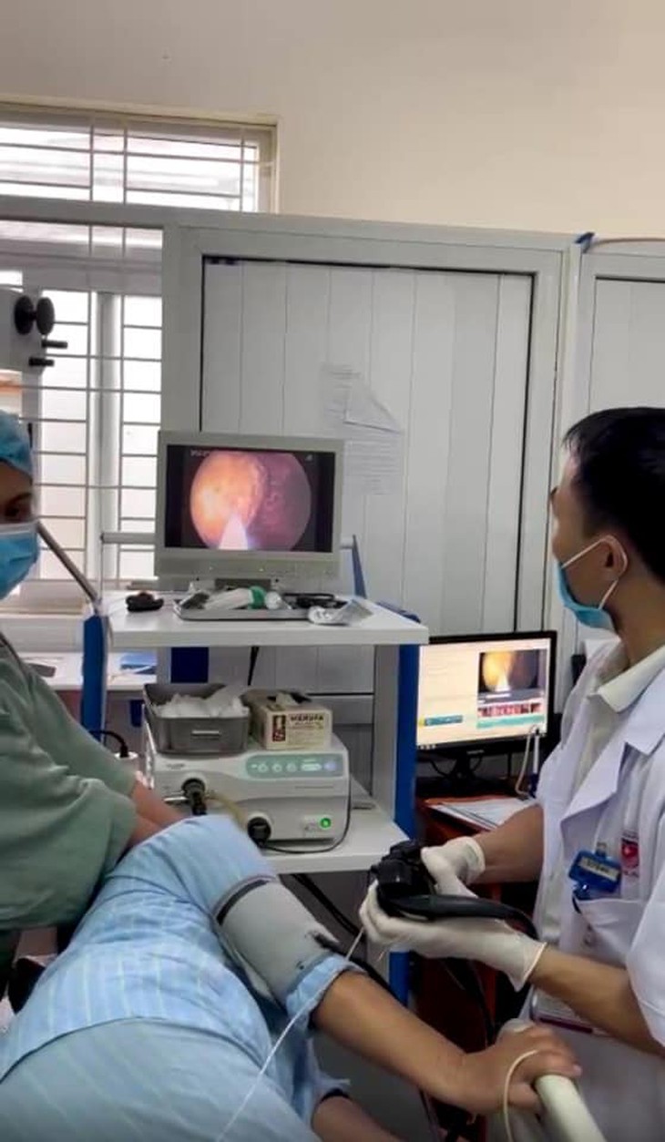 Ăn hồng giòn, người đàn ông phải nhập viện
- Ảnh 1.