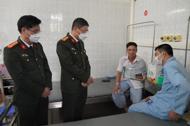 Tài xế chở gỗ lậu chèn ép xe cảnh sát giao thông làm 2 chiến sĩ bị thương - Ảnh 1.