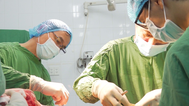 Lần đầu tiên tại Việt Nam, Bệnh viện Chợ Rẫy ghép da từ người hiến chết não - Ảnh 4. Lần đầu tiên tại Việt Nam, Bệnh viện Chợ Rẫy ghép da từ người hiến chết não - Ảnh 4.