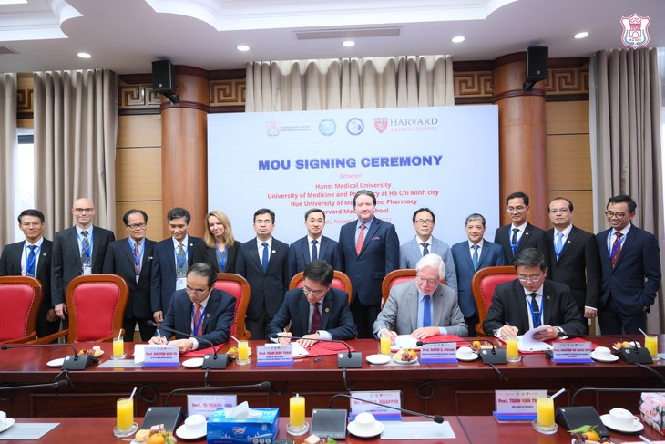 Trường Y Harvard ký hợp tác với 3 trường đào tạo nhân lực y - dược của Việt Nam - Ảnh 1.