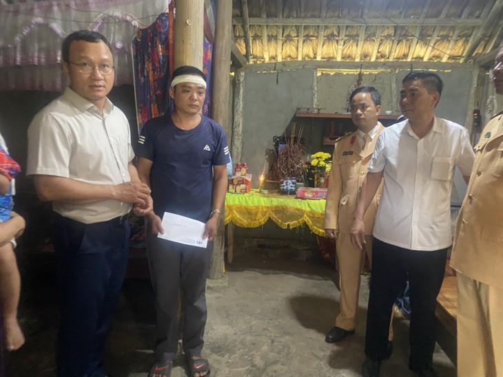 Vợ tử nạn do tai nạn giao thông, chồng gồng gánh nuôi 3 con nhỏ - Ảnh 1. Vợ tử nạn do tai nạn giao thông, chồng gồng gánh nuôi 3 con nhỏ - Ảnh 1.
