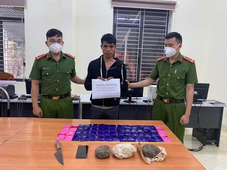 Bắt giữ nam thanh niên vận chuyển 12.000 viên ma túy tổng hợp và 2kg thuốc phiện - Ảnh 2. Bắt giữ nam thanh niên vận chuyển 12.000 viên ma túy tổng hợp và 2kg thuốc phiện - Ảnh 2.