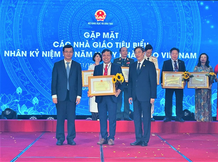 Bộ trưởng Bộ GDĐT: "Giáo dục tạo ra sự thay đổi, sự tiến bộ và là bà đỡ cho những ý tưởng mới" - Ảnh 3. Bộ trưởng Bộ GDĐT: "Giáo dục tạo ra sự thay đổi, sự tiến bộ và là bà đỡ cho những ý tưởng mới" - Ảnh 3.