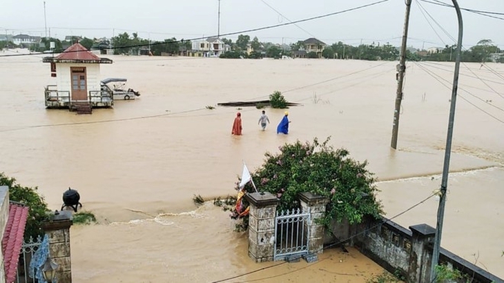 Áp thấp nhiệt đới trên biển Đông sắp gây mưa lớn cho miền Trung - Ảnh 2. Áp thấp nhiệt đới trên biển Đông sắp gây mưa lớn cho miền Trung - Ảnh 2.
