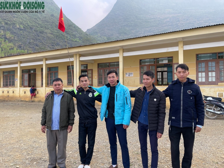 Dở khóc, dở cười chuyện gieo chữ miền biên viễn - Ảnh 1.