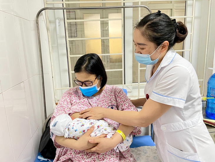 Những điều cần tránh khi nuôi con bằng sữa mẹ - Ảnh 2.