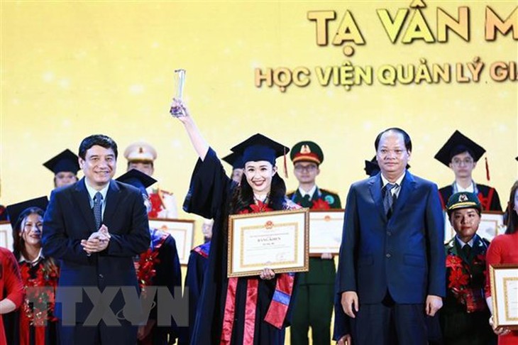 Hà Nội tuyên dương 98 thủ khoa xuất sắc tốt nghiệp các trường đại học hình ảnh 1 Ha Noi tuyen duong 98 thu khoa xuat sac tot nghiep cac truong dai hoc hinh anh 1