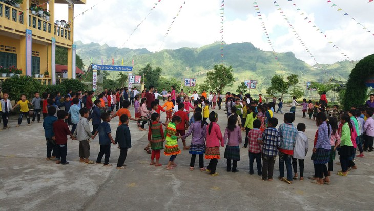 Nhọc nhằn 'cõng chữ' lên vùng cao - Ảnh 8.