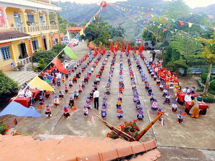 Nhọc nhằn 'cõng chữ' lên vùng cao - Ảnh 1.