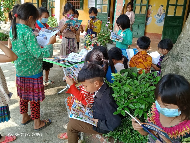 Nhọc nhằn 'cõng chữ' lên vùng cao - Ảnh 7.
