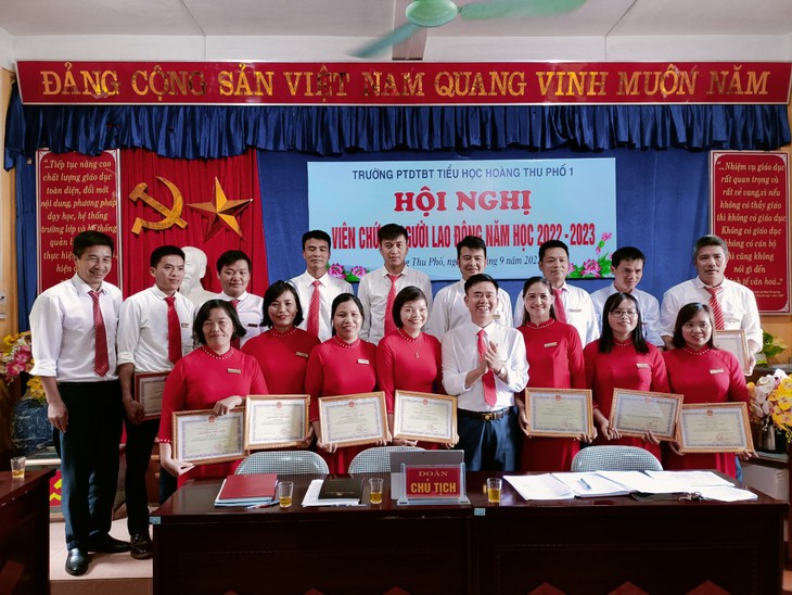 Nhọc nhằn 'cõng chữ' lên vùng cao - Ảnh 4.