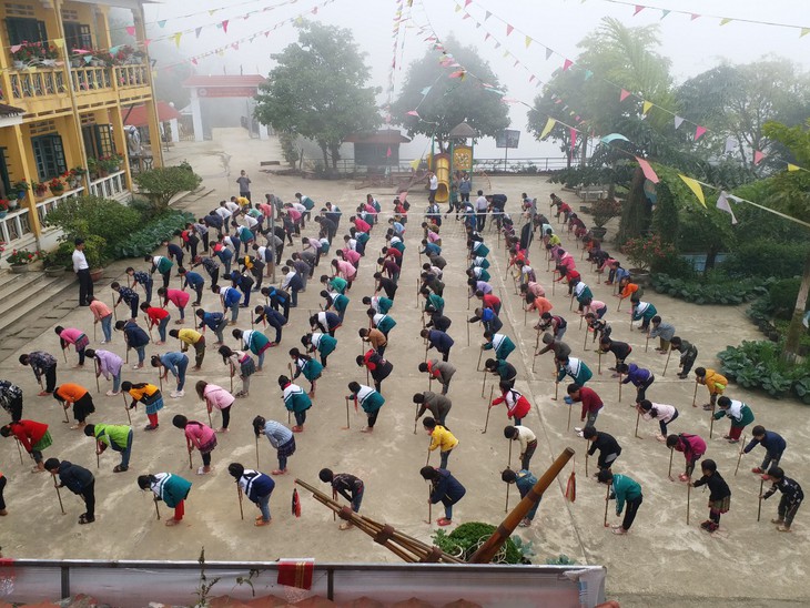 Nhọc nhằn 'cõng chữ' lên vùng cao - Ảnh 9.