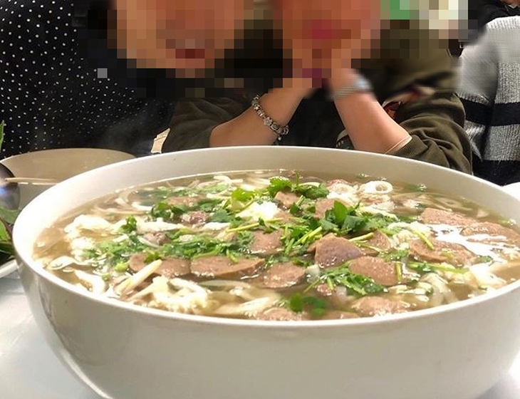 Trào lưu “tô bún khổng lồ”, “phở khổng lồ” - Chuyên gia cảnh báo mối nguy với sức khỏe - Ảnh 3. Trào lưu “tô bún khổng lồ”, “phở khổng lồ” - Chuyên gia cảnh báo mối nguy với sức khỏe - Ảnh 3.