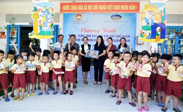 Vinamilk chung tay chia sẻ khó khăn với đồng bào miền Trung - Ảnh 1.