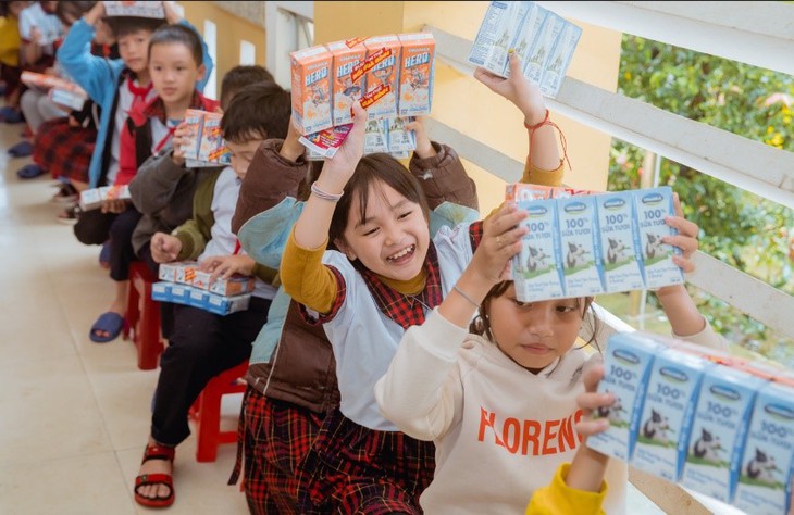 Vinamilk chung tay chia sẻ khó khăn với đồng bào miền Trung - Ảnh 2.