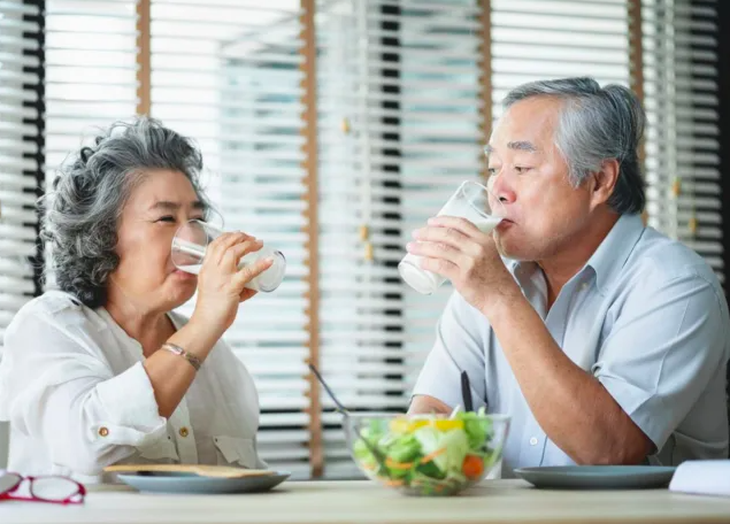 Những thói quen ăn uống tốt nhất dành cho người trên 50 tuổi - Ảnh 6.